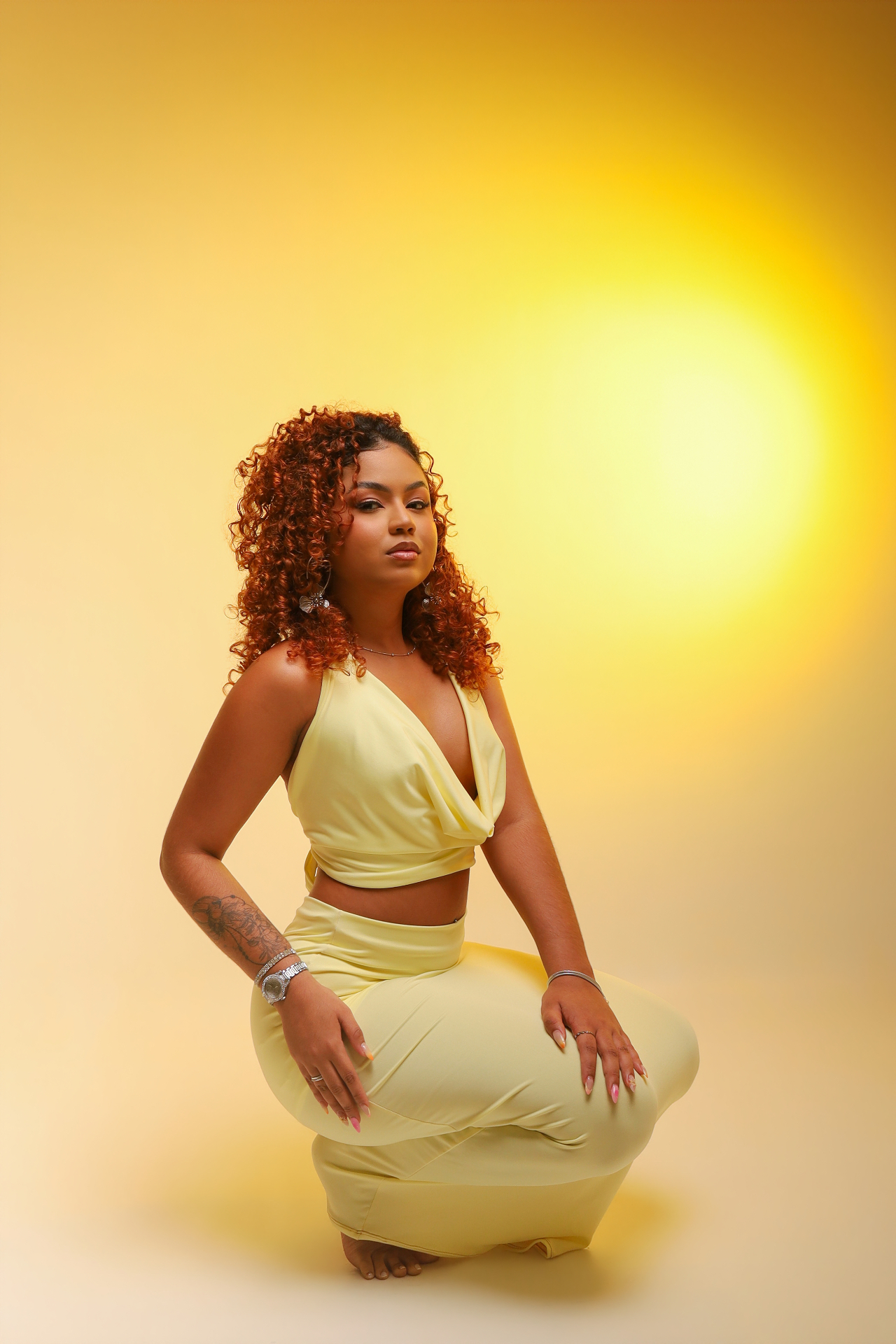 Gabrielly Vasconcelos em look amarelo em fundo amarelo