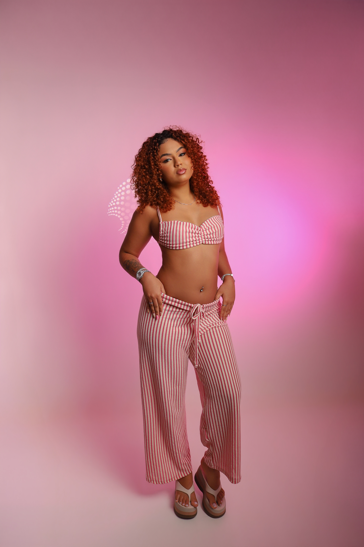 Gabrielly Vasconcelos em conjunto listrado rosa em fundo rosa