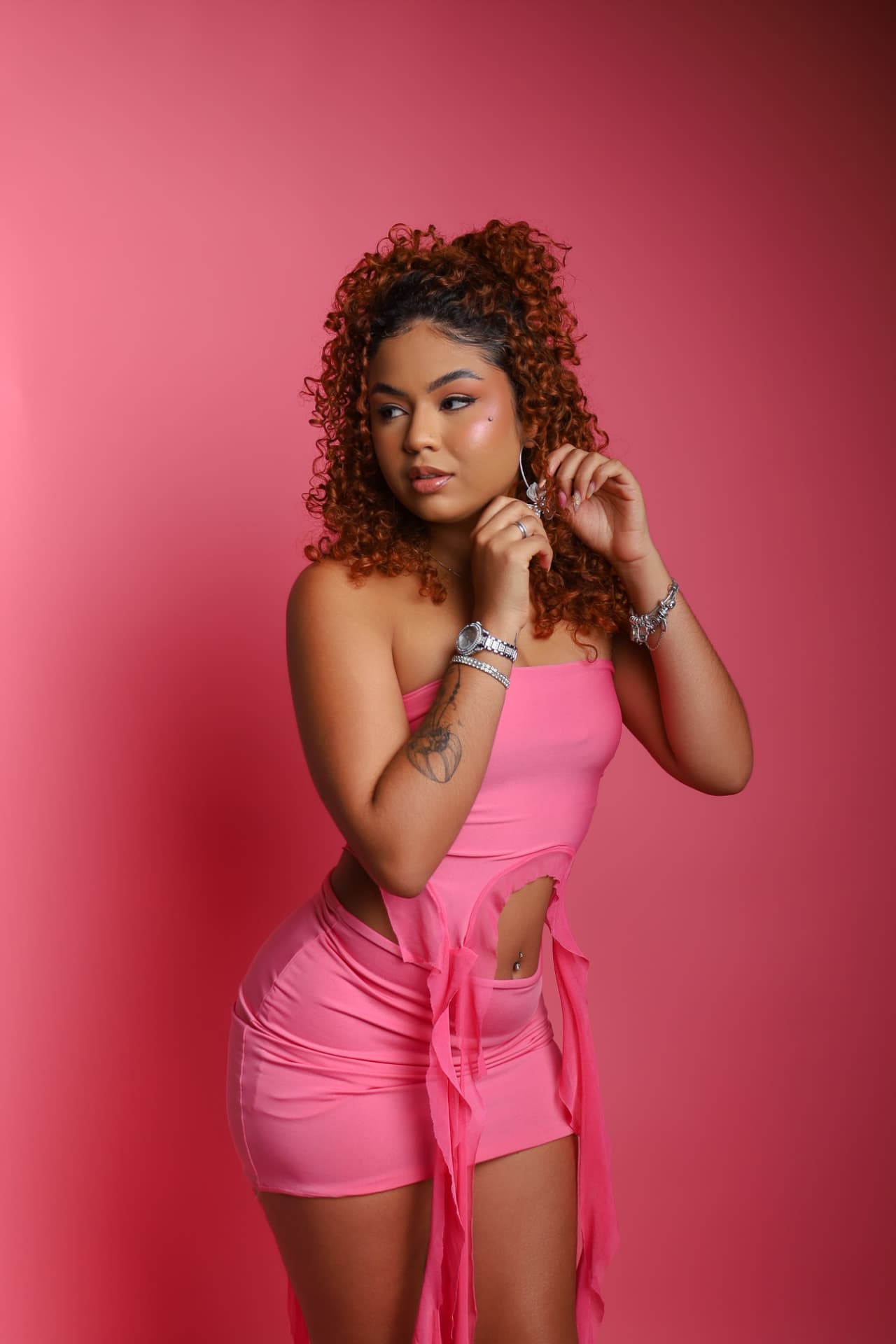 Gabrielly Vasconcelos em ensaio editorial rosa